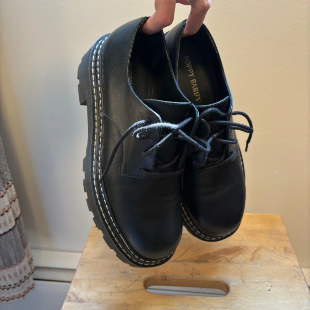 Poppy Barley Black Leather Lace-Up Lug Sole Flats - Picture 4 of 12